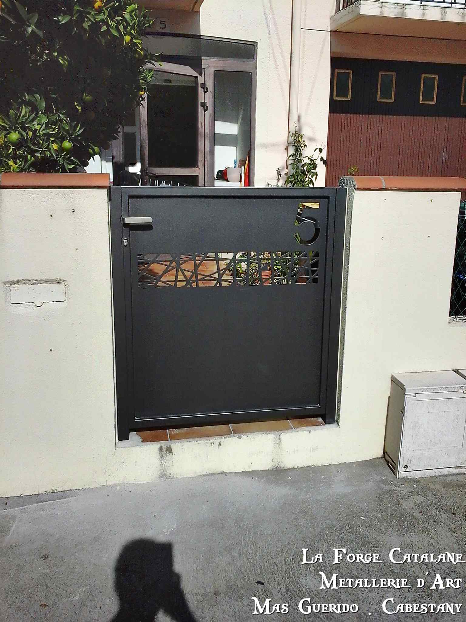 portillon avec numero et frise integree decoupe laser thermolaquage forge catalane.jpg